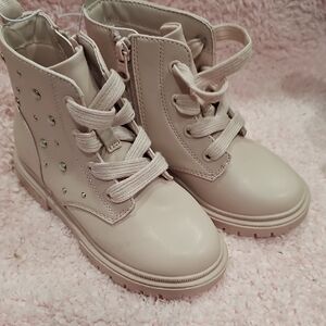 Cat & Jack Kids Boots in Cream with Silver Accents